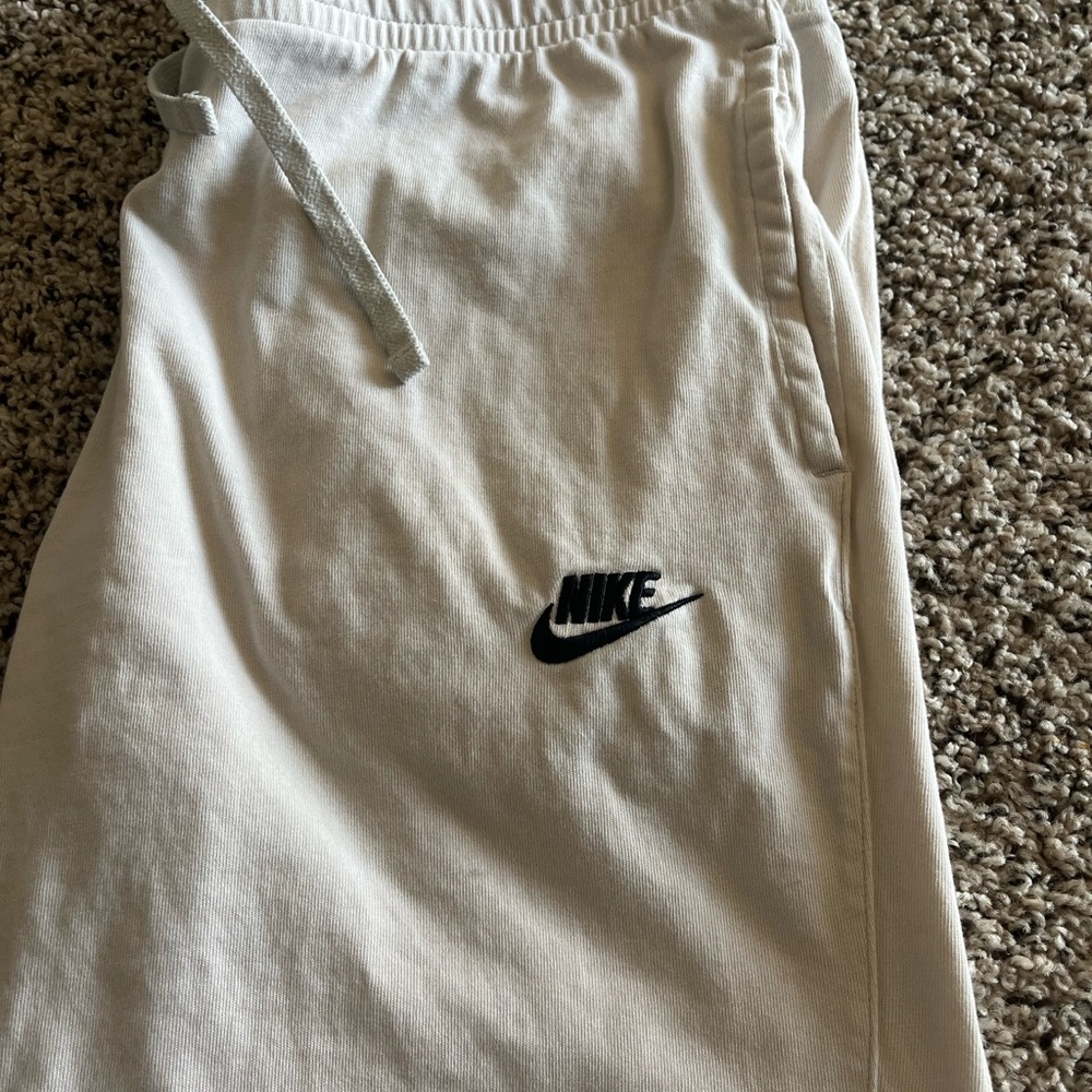 Men’s Nike Khaki Skater Shorts - Picture 2 of 4